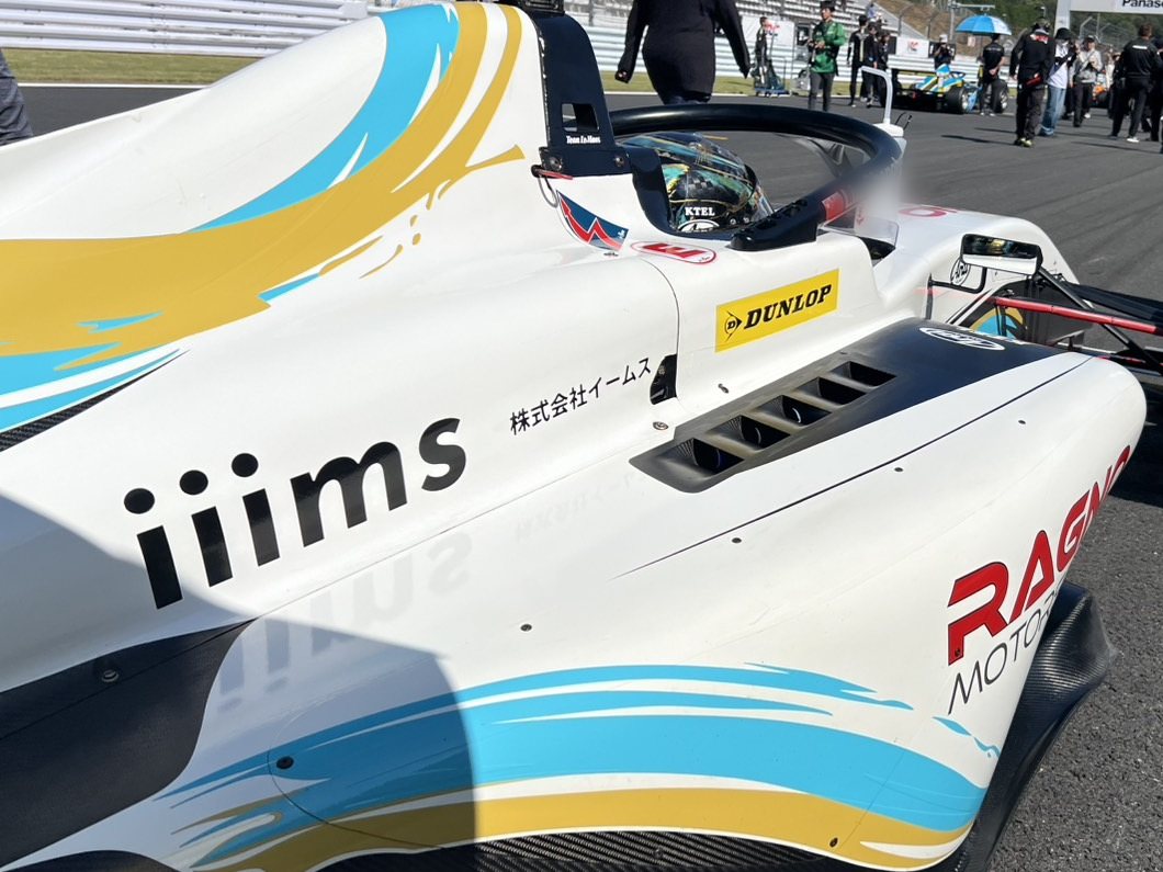 フォーミュラカーのサイドに掲出されたiiimsと株式会社イームスのロゴ